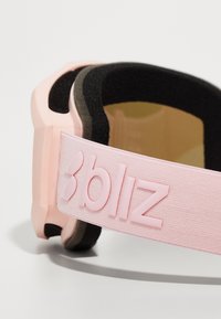 Bliz skibriller med en pink gummiramme, sort skumpolstring og et struktureret pink rem med prægede 'bliz' logo.
