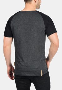 INDICODE JEANS IDGRESHAM - Majica kratkih rukava s printom - charcoal/black