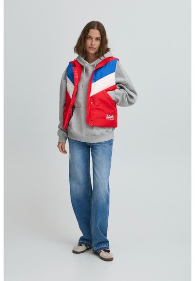 Červená, biela a modrá vypchávka cez šedý mikinu; klasické džínsy; kontrastné farebné blokovanie; textové logo vpredu.