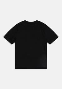 Camiseta negra de manga corta, fabricada con tela suave, cuello redondo tipo crew, diseño simple, sin gráficos ni adornos visibles. Se muestra la vista desde atrás.