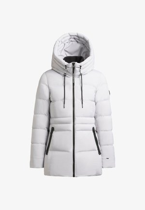 Giacca imbottita bianca con cappuccio, dotata di cerniera nera e dettagli delle tasche in nero. Il materiale appare liscio e leggermente lucido.