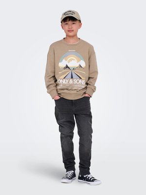 ONLY & SONS junior, Relaxed fit OSJYOKE Mid rise Tapered - Vaqueros boyfriend - washed black