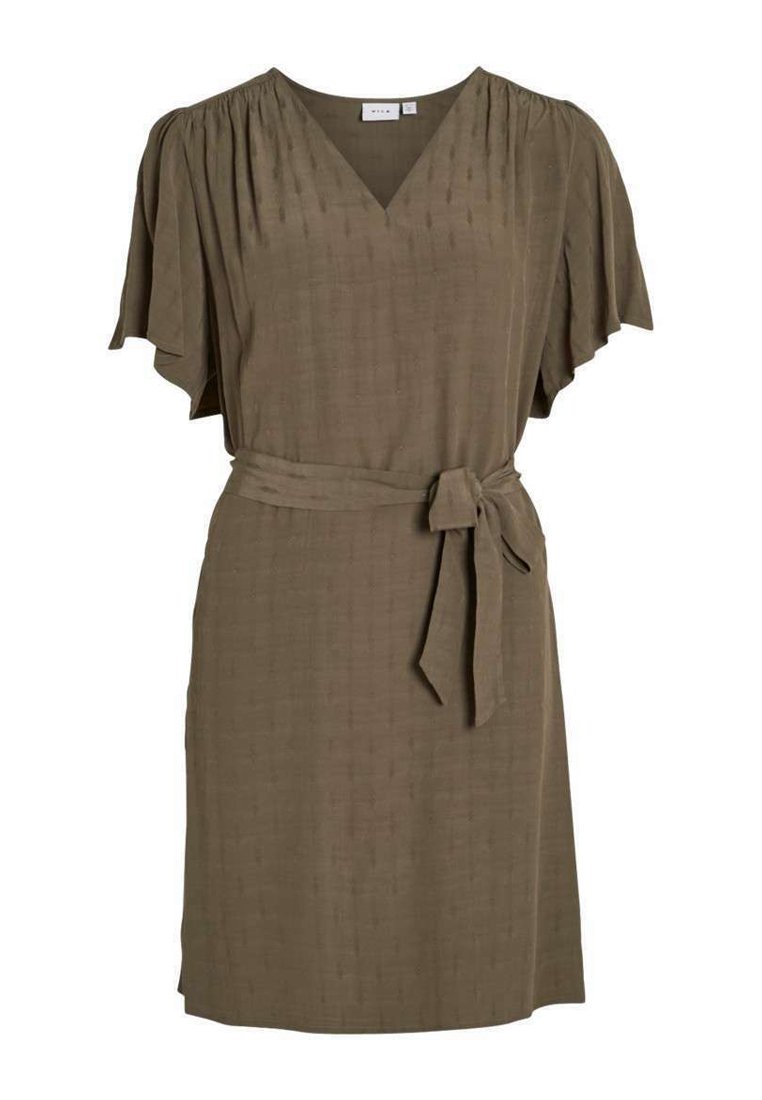 Robe vert olive avec un décolleté en V, de courtes manches évasées et une ceinture nouée à la taille. Le tissu a un motif texturé subtil.