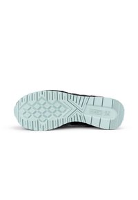 Suela negra de zapatilla con una suela exterior de un azul claro texturizado. Presenta patrones de relieve en forma de diamante y líneas. Logo "MUNICH X" grabado en el costado.