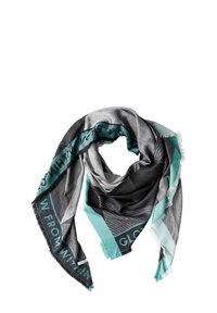 Bufanda multicolor con tonos de gris y verde azulado, con un patrón texturizado, bordes con flecos y detalles en texto. La tela es suave y ligera.