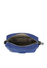 Borsa a tracolla blu in nylon con chiusura a zip, dotata di un interno foderato con un motivo a logo ripetuto e dettagli in metallo.