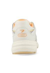 Weißer Sportschuh mit orangefarbenen Akzenten, strukturiertem grauem Mesh, gepolstertem Heel und Gummisohle. Verfügt über ein "V69SHIFT"-Logo auf der Rückseite.