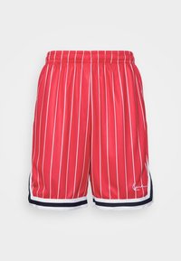 Shorts de sport rouges avec des rayures verticales blanches, taille élastique et bordure bleu marine et blanche à l'ourlet.
