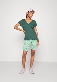 VILA VIDREAMERS V NECK - T-shirt básica - pineneedle