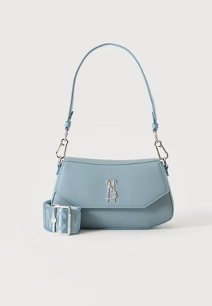 Sac à main en cuir bleu clair avec logo argenté sur le devant, bandoulière amovible et bandoulière en tissu assortie réglable avec boucle argentée.