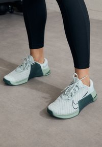 METCON 9 - Chaussures fitness - light silver/vintage green/jade horizon