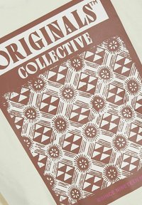 Stampa grafica con il testo "ORIGINALS COLLECTIVE" in marrone su uno sfondo beige chiaro, con un design a motivi di soli e triangoli.