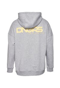 Sudadera gris con capucha, que presenta un audaz logo amarillo "DNGRS INVADER" en la parte trasera. Tejido suave y texturizado, con un corte relajado.