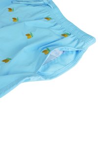 Pantaloni da bagno azzurri chiari realizzati in tessuto liscio, con motivi ricamati di limoni e una tasca laterale con fodera in rete.