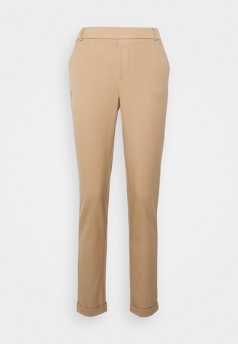 Pantalon beige sur mesure avec une texture lisse, doté d'un revers plié et de poches latérales, conçu pour une coupe ajustée.