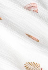 Tissu texturé blanc ornée de broderies complexes de coquillages dans des teintes de rose et d'or. Doux et léger, adapté à divers usages.