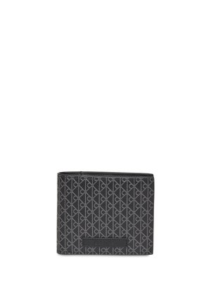 Czarny portfel Calvin Klein z powtarzającym się wzorem logo CK i wytłoczonym nazwiskiem marki z przodu.
