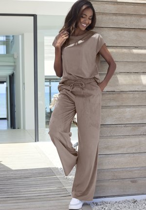 Hellbraunes, locker sitzendes Outfit aus weichem Stoff; kurzärmliges Oberteil und weite Hosen; verfügt über einen elastischen Bund und eine Kordel.