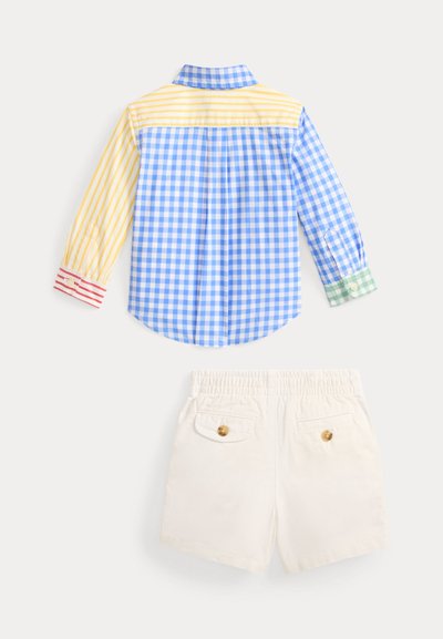 Παιδικό ντύσιμο με πουκάμισο μακρυμάνικο καρό μπλε και λευκό, με μανίκια σε κίτρινες και λευκές ρίγες, συνδυασμένο με λευκά σορτς με τσέπες και κουμπιά.