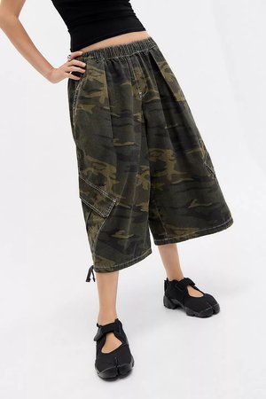 BDG Urban Outfitters DALLAS CAMO CROP - Oldalzsebes nadrágok - green camo