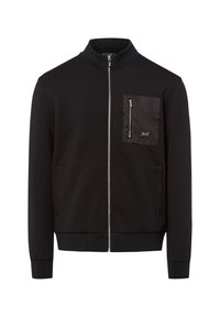 Zwarte zip-up jas met geribde kraag, manchetten en zoom, voorzien van een ritszak op de borst met een klein logo-patch.