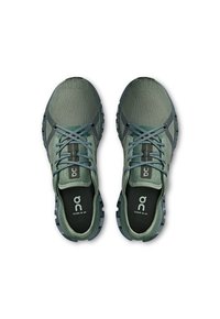 Groene textielsneakers met een gestructureerde bovenkant, vetersluiting en een gevoerde zool. Bevat een logo op de tong en de hak.