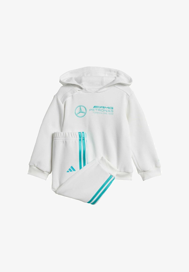 Bijela dukserica i trenerke set, s tirkiznim prugama i logotipima, izrađen od mekog materijala s opuštenim krojem i rebrastim manžetama.