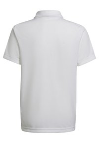 Biała koszulka polo z klasycznym kołnierzykiem, krótkimi rękawami i gładką fakturą. Prosty design bez wzorów lub widocznych elementów metalowych.