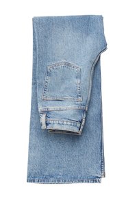 Vaaleansiniset farkut, taitettuna, takatasku ja vyölenkki näkyvissä, valkoisen taustan edessä.