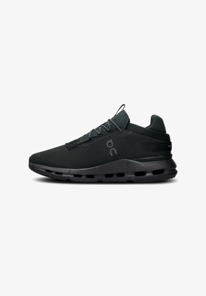 Schwarzer Sportschuh mit perforierter Zunge, Zuglasche, gepolsterter Sohle mit Belüftungslöchern und Schnürdesign, seitlich dargestellt.