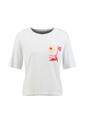 Weißes T-Shirt mit kurzen Ärmeln und rundem Halsausschnitt mit einer farbigen Tasche, die eine rote Sonne und abstrakte rosa und rote Formen zeigt.