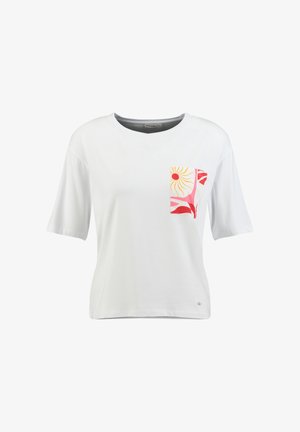 T-shirt blanc à manches courtes avec un col rond et une poche colorée présentant un soleil rouge et des formes abstraites roses et rouges.