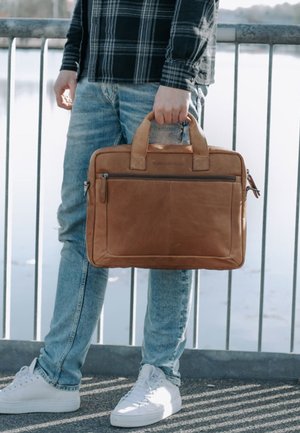 The Chesterfield Brand, Aktetas - cognac