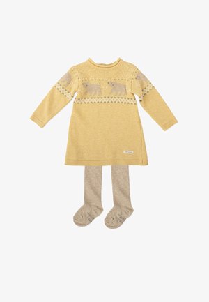 Vestido de punto amarillo con mangas largas, que presenta patrones de osos y acentos en verde. Acompañado de medias beige con una textura suave.
