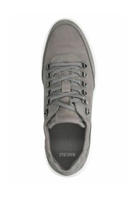 Grijze leren sneaker met ronde neus, zes metalen veteroogjes, platte veters en een witte rubberen zool. Binnenin heeft het een gladde zwarte voering.