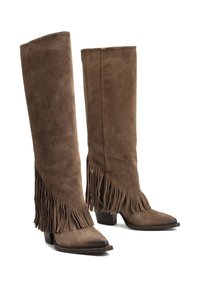 Brązowe zamszowe wysokie kozaki z frędzlami po bokach, ze spiczastymi noskami i blokowym obcasem. Teksturowany materiał o miękkim wykończeniu.