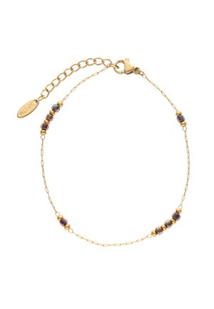 Bracelet délicat en chaîne d'or avec de petites perles multicolores espacées régulièrement, doté d'un fermoir mousqueton et d'une chaîne ajustable avec une étiquette de marque.