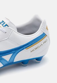 Ciorap de fotbal alb cu accente albastre și aurii, având un element de design texturat în albastru și textul "Morelia Pro." Ciorapii din cauciuc pe talpă.