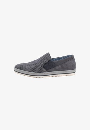 Scarpa da uomo casual senza lacci di colore grigio scuro con parte anteriore traforata, inserti laterali elastici, fodera interna con motivo e suola bianca con bordatura grigia.
