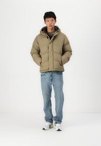 Jack & Jones JJWORLD  brązowy