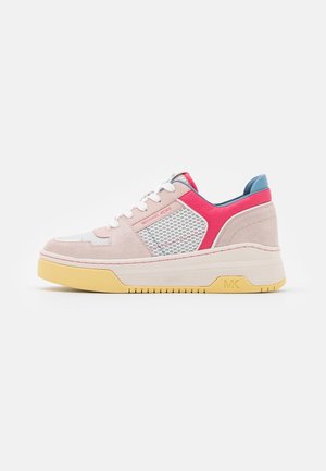 Lage sneaker met roze suède, wit mesh, rode accenten, blauwe hieltab, witte veters en een beige zool met een gele loopzool gemarkeerd met "MK".