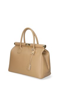 Beige läderhandväska med en strukturerad form, rullade handtag, ett spänne i guldton och en avtagbar axelrem.