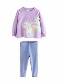 Bluza mov cu mâneci lungi, cu o aplicație de fluture în culori pastelate, și colanți albastru deschis cu tivuri adunate.