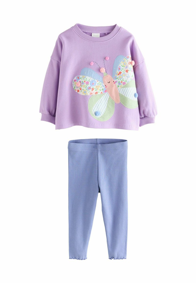 Bluza mov cu mâneci lungi, cu o aplicație de fluture în culori pastelate, și colanți albastru deschis cu tivuri adunate.