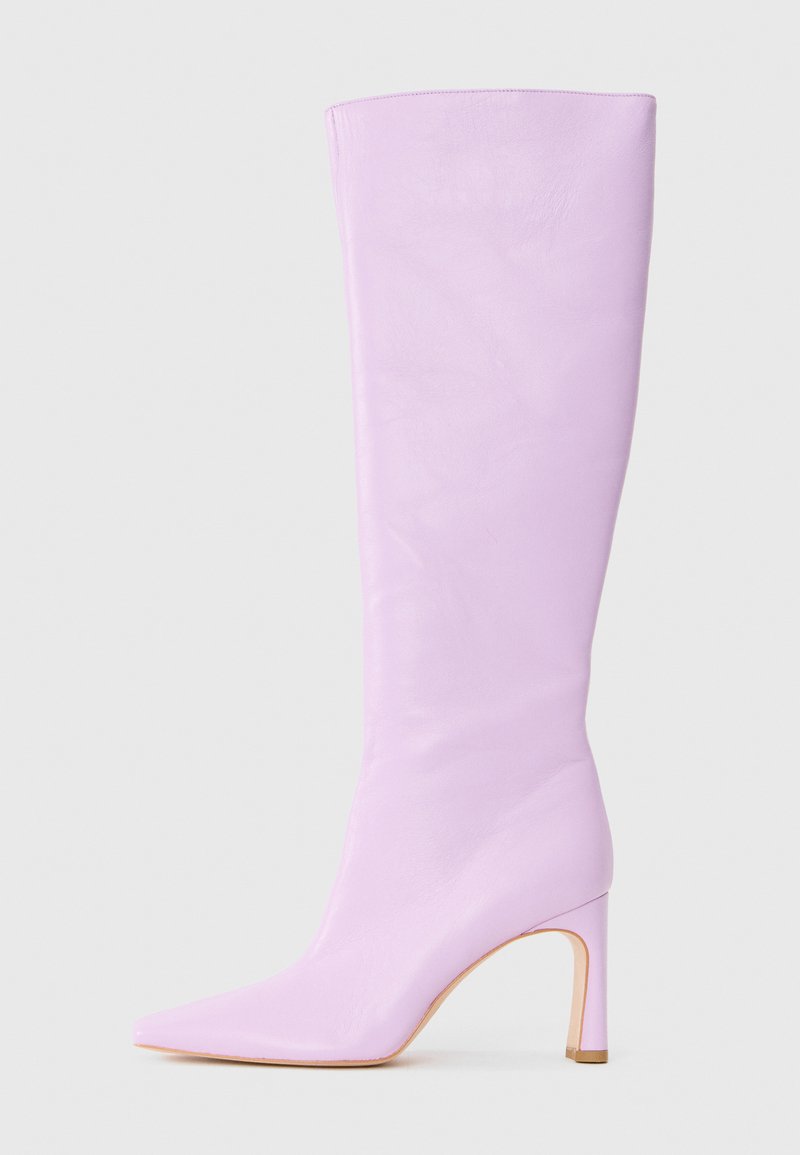 Kozaki do kolan, z ostrym noskiem, wykonane z gładkiej, lilakowej skóry. Posiadają cienki, teksturowany obcas i minimalistyczny design.