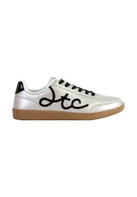 Sneaker sintetiche argentate con lacci neri, dotate di un logo nero prominente sul lato e suola in gomma naturale. Texture liscia, design low-top.