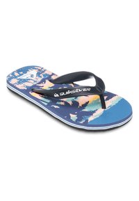 Blå flip-flop med en texturerad fotbädd som har ett multikromatiskt abstrakt mönster. Svarta gummiband med en Quiksilver-logotyp.
