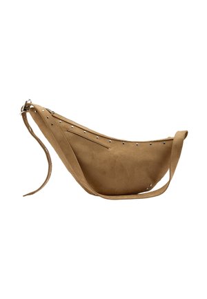 Brązowa zamszowa torebka na ramię o zaokrąglonym kształcie, z srebrnymi ćwiekami i przednim zamkiem błyskawicznym. Posiada długi regulowany pasek do noszenia.