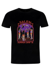 Černé tričko s barevným grafikou zobrazující pěti postavy v šortkách, létající postavu a text "SALEM SUMMER CAMP '78" v červené barvě.