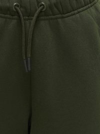 Pantalon de survêtement en coton vert olive avec une taille élastique dotée de cordons de serrage et d'œillets en métal, texture lisse et coupe décontractée.